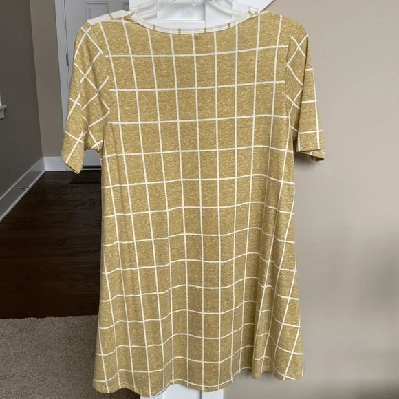 LulaRoe windowpane Perfect T - Picture 5 of 7